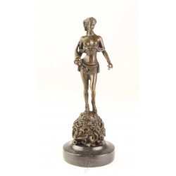 Amazoana -statueta din bronz pe un soclu din marmura
