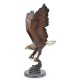 Vultur pescuind somon-statueta din bronz