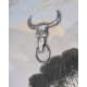 Un extravagant batator de usa din aluminiu cu finisaj argintiu sub forma de craniu de vaca si inel decorativ.