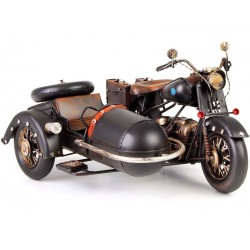 Model de motocicleta cu atas