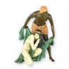 Barbat protejand o femeie-statueta din bronz pictat