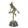 Goblin cu un melc-statueta din bronz pictat pe un soclu din marmura