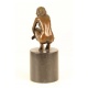 Nud ghemuit-statueta din bronz cu un soclu din marmura