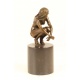 Nud ghemuit-statueta din bronz cu un soclu din marmura