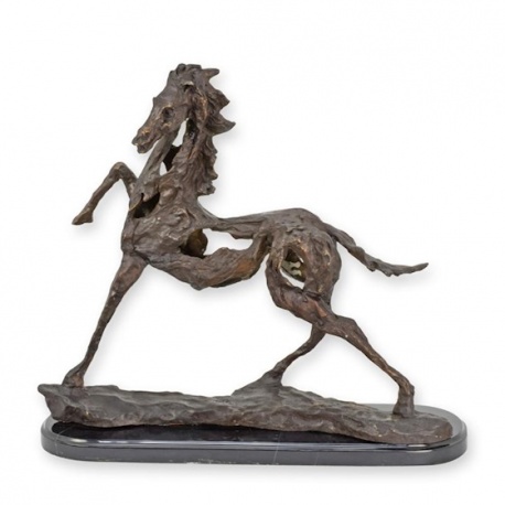 Cal-statueta moderna din bronz pe un soclu din marmura