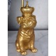 Lampa de masa cu un buldog auriu cu coroana