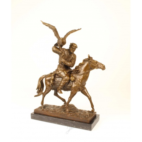 Soimarul tarului-statueta din bronz cu un soclu din marmura
