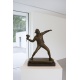 Aruncatorul de flori-statueta din bronz cu un soclu din marmura