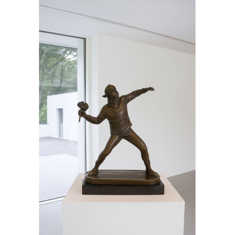 Aruncatorul de flori-statueta din bronz cu un soclu din marmura