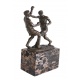 Boxeri-statueta din bronz pe un soclu din marmura