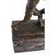 Boxeri-statueta din bronz pe un soclu din marmura