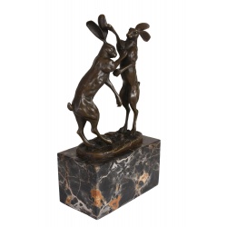 Iepurasi luptandu-se- statueta din bronz cu un soclu din marmura