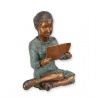 Fetita citind-statueta vieneza din bronz