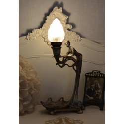 Lampa antichizata Art Deco cu o femeie